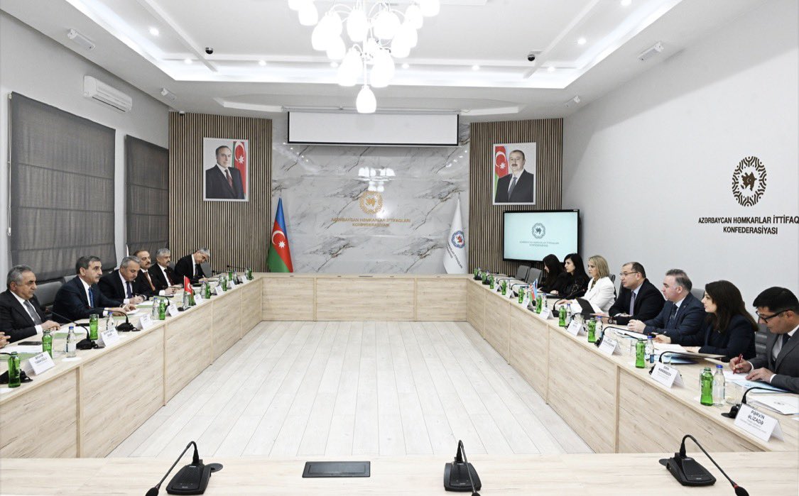 OnderKahveci's tweet photo. 📍Azerbaycan’dayız…

💢Azerbaycan Hemkarlar İttifakı Konfederasyonunu  (AHİK), Türkiye Kamu-Sen heyeti olarak ziyaret ettik. 

💢Gerçekleştirdiğimiz ziyaret  kapsamında verimli ve samimi bir toplantı gerçekleştirdik.

💢Kardeş Azerbaycan ile Türkiye arasındaki ilişkiler, köklü tarihimizden beslenen güçlü bağlar ve ortak değerlerimiz üzerine inşa edilmiş, bugün stratejik ittifak düzeyine ulaşmıştır. “İki devlet, bir millet” anlayışıyla şekillenen bu eşsiz kardeşlik; Türkiye ve Azerbaycan'ın ortaya koyduğu güçlü irade ve samimi dostluk sayesinde her geçen gün daha da pekişmektedir.

💢Toplantımızda, Azerbaycan  Hemkarlar İttifakı Konfederasyonu Başkanı Sayın Sahib Mammadov’un ev sahipliğinde; sendikal alandaki iş birliğimizi daha ileriye taşıyacak önemli değerlendirmelerde bulunduk. Karşılıklı ziyaretlerin, ortak projelerin ve tecrübe paylaşımının sendikal dayanışmamızı güçlendirdiğini bir kez daha memnuniyetle müşahede ettik.

💢Heyetimizde yer alan konfederasyonumuza bağlı sendikalarımızın genel başkanları ve teknik ekibimiz de toplantıya iştirak ederken, ülkemizde yürütülen sendikal faaliyetler, kamu çalışanlarımızın haklarının korunması, çalışma şartlarının iyileştirilmesi ve sosyal kazanımların artırılması noktasındaki çalışmalarımız hakkında kapsamlı değerlendirmelerde bulunduk. 

💢Türkiye Kamu-Sen olarak; sendikal platformlarda ortak hareket etmenin, koordineli çalışmalar yürütmenin ve dayanışmayı büyütmenin büyük önem taşıdığına inanıyoruz. 

💢Bu doğrultuda, Azerbaycanlı kardeşlerimizle birlikte daha güçlü projelere imza atma kararlılığımızı bir kez daha ifade ettik.

💢Ayrıca, sendikal mevzuatımız, yürüttüğümüz çalışmalar ve geleceğe dönük hedeflerimiz hakkında değerlendirmelerde bulunarak; Türk dünyasının yükselişini simgeleyen “Türk Yüzyılı” vizyonu çerçevesinde, sendikalar arası iş birliğinin stratejik bir rol oynadığını vurguladık.

💢Bugüne kadar olduğu gibi bundan sonra da ilişkilerimizi daha da güçlendirerek, emin adımlarla yolumuza devam edeceğiz. Önümüzdeki süreçte Azerbaycan Hemkârlar İttifakı Konfederasyonu’nu ülkemizde ağırlamaktan büyük memnuniyet duyacağız.

💢Bu anlamlı buluşmanın, iki kardeş ülkenin sendikal hareketine güç katmasını temenni ediyor; emeğin, dayanışmanın ve kardeşliğin sınır tanımadığı bir gelecek için birlikte çalışmaya devam edeceğimizi bir kez daha ifade ediyorum.