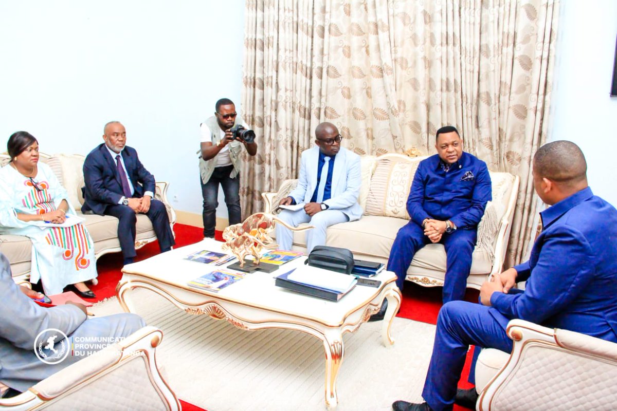 fpirdc's tweet photo. L’industrialisation durable repose aussi sur une coopération institutionnelle forte.

En mission au Haut-Katanga, le Directeur Général du Fonds de Promotion de l’Industrie, Hervé Claude Ntumba Batukonke, a débuté son séjour par une visite de courtoisie auprès du Gouverneur de province, Martin Kazembe Shula.

Au-delà du protocole républicain, cette rencontre a permis des échanges approfondis autour des enjeux liés à l’industrialisation, à l’attractivité des investissements et au développement économique du Haut-Katanga.

Le Directeur Général du FPI a notamment plaidé pour un renforcement de la collaboration entre les institutions publiques afin d’améliorer la mobilisation de la Taxe de Promotion de l’Industrie (TPI), ressource essentielle au financement des projets industriels structurants en RDC.

Cette démarche illustre une conviction forte : le financement du développement industriel nécessite une synergie efficace entre les différents services de l’État, les autorités provinciales et les acteurs économiques.

Convaincu par cette vision, le Gouverneur Martin Kazembe Shula a réaffirmé sa volonté d’accompagner les efforts du FPI pour soutenir l’industrialisation du Haut-Katanga et contribuer à la transformation économique de la République Démocratique du Congo.

À travers ce dialogue institutionnel, le FPI poursuit une approche axée sur la coopération, la mobilisation des ressources nationales et la création d’un environnement favorable à l’investissement productif.

#FPI #RDC #Industrialisation #HautKatanga #Investissement #Développement #Gouvernance #SecteurPublic #TransformationÉconomique #LeadershipInstitutionnel