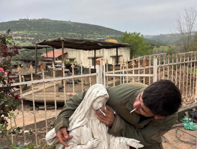 🇱🇧🇮🇱 An IDF soldier was caught desecrating a Virgin Mary statue in the Christian village of Debel in Lebanon, placing a cigarette in her mouth.

This, weeks after another of Netanyahu’s foot soldiers smashed a statue of the Messiah in the same village.

"The most moral army in