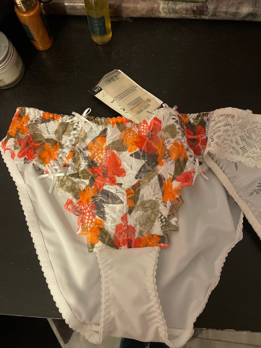 bonb00bs's tweet photo. Sur mon vip maintenant c’est vous qui choisissez mes sous vêtements tout les jours un peu l’impression d’être votre soumise a tous https://t.co/BNFXrSFaA1