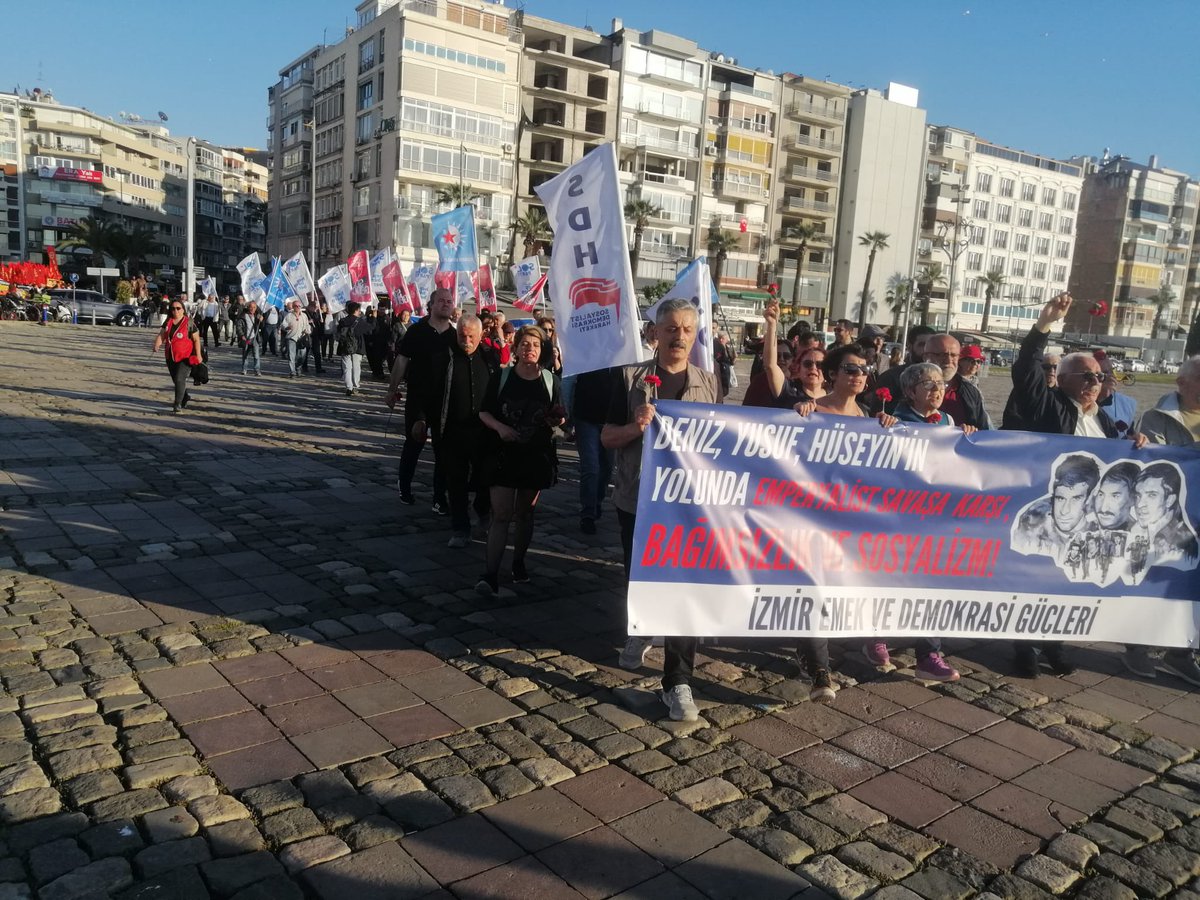 sdhareketi's tweet photo. DENİZ GEZMİŞ VE YOLDAŞLARI İZMİR’DE ANILDI

Deniz Gezmiş, Yusuf Aslan ve Hüseyin İnan, katledilişlerinin 54. yıl dönümüde İzmir’de anıldı.

Denizleri anmak için, İzmir Emek ve Demokrasi Güçlerinin çağrısı ile Alsancak Türkan Saylan Kültür Merkezi önünde bir basın açıklaması düzenlendi. 

Açıklamanın ardından gerçekleştirilen yürüyüşle Gündoğdu Meydanı’ndan denize karanfil bırakıldı ve anma sona erdi.