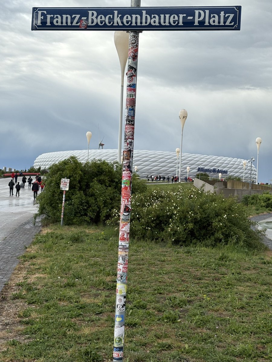 Peter_der_Bayer's tweet photo. Servus aus München! #FCBPSG #AlleInRot https://t.co/Cudh4vNvxh