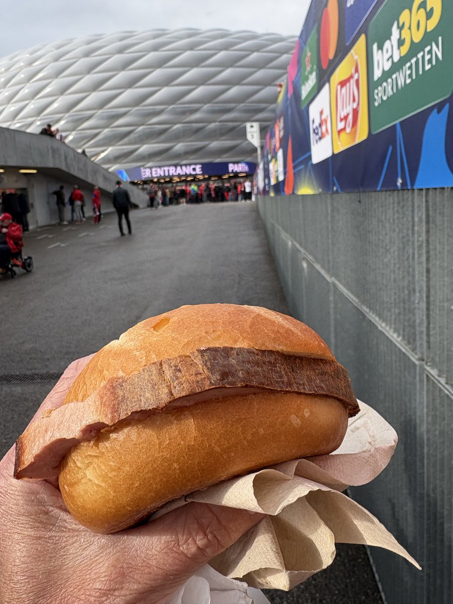 Peter_der_Bayer's tweet photo. Servus aus München! #FCBPSG #AlleInRot https://t.co/Cudh4vNvxh