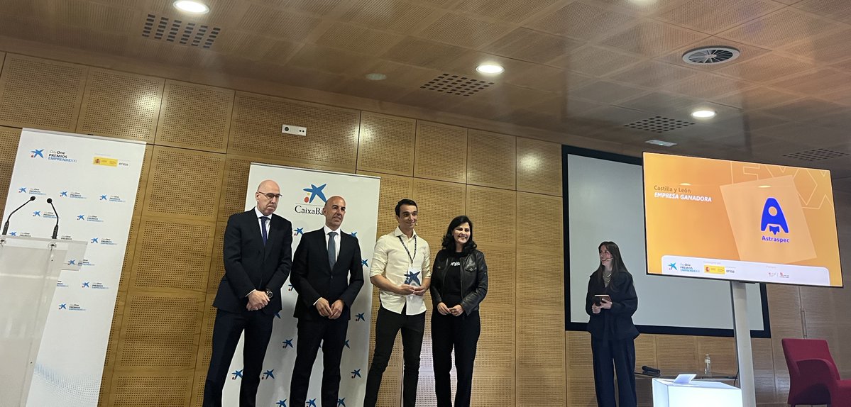 camarascyl's tweet photo. 🏆Esta mañana @camarascyl hemos participado en los #PremiosEmprendeXXI de #CyL donde ha resultado ganadora la startup #AstraSpec por su capacidad innovadora y su potencial en esta 19ª edición. Nuestra enhorabuena a la ganadora y a todos los finalistas!
Con @caixabank @enisa y @empresasjcyl
#PEXXI #DayOneinnovationsummit