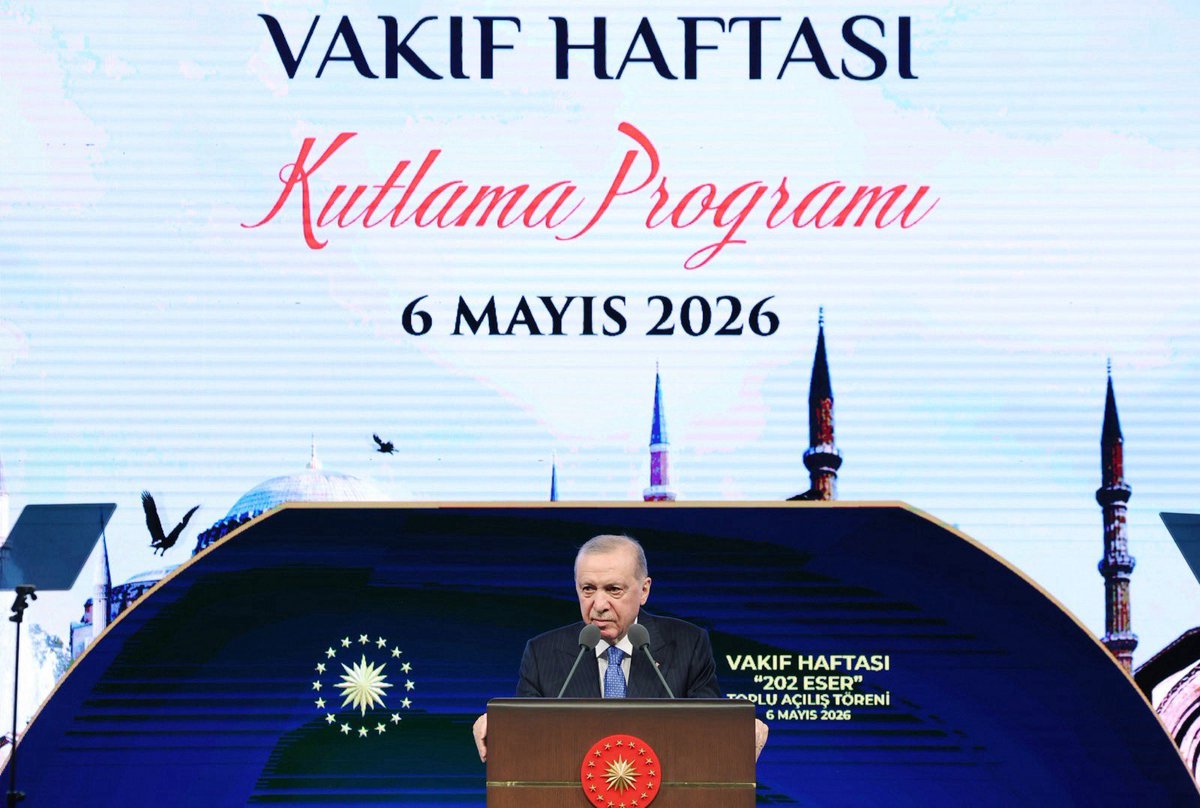 Semerkandvakfi's tweet photo. Vakıflar, medeniyetimizin merhamet, birlik, dayanışma ve hizmet anlayışının asırlardır yaşayan temsilcileridir. Tarih boyunca ilme, irfana, iyiliğe ve insanlığa hizmet eden vakıflar, milli ve manevi değerlerimizin korunmasında ve gelecek nesillere aktarılmasında müstesna bir vazife üstlenmiştir.

Bu kadim vakıf geleneğinin taşıdığı mana ve sorumluluğa dikkat çekmek amacıyla Vakıflar Genel Müdürlüğü tarafından düzenlenen Vakıflar Haftası Kutlama Programı, Cumhurbaşkanımız Sayın Recep Tayyip Erdoğan’ın teşrifleriyle gerçekleştirildi. 

Genel Başkanımız Yakup Yakuoğlu'nun iştirak ettiği program, yarım asra yaklaşan geçmişiyle önemli bir gelenek haline gelmiştir. Geçmişte nice verimli çalışmalara vesile olan Vakıflar Haftası’nın; iyiliği yaşatan, gönüller arasında köprüler kuran ve medeniyet mirasımızı geleceğe taşıyan vakıf ruhunun daha güçlü şekilde idrak edilmesine vesile olmasını temenni ediyoruz.