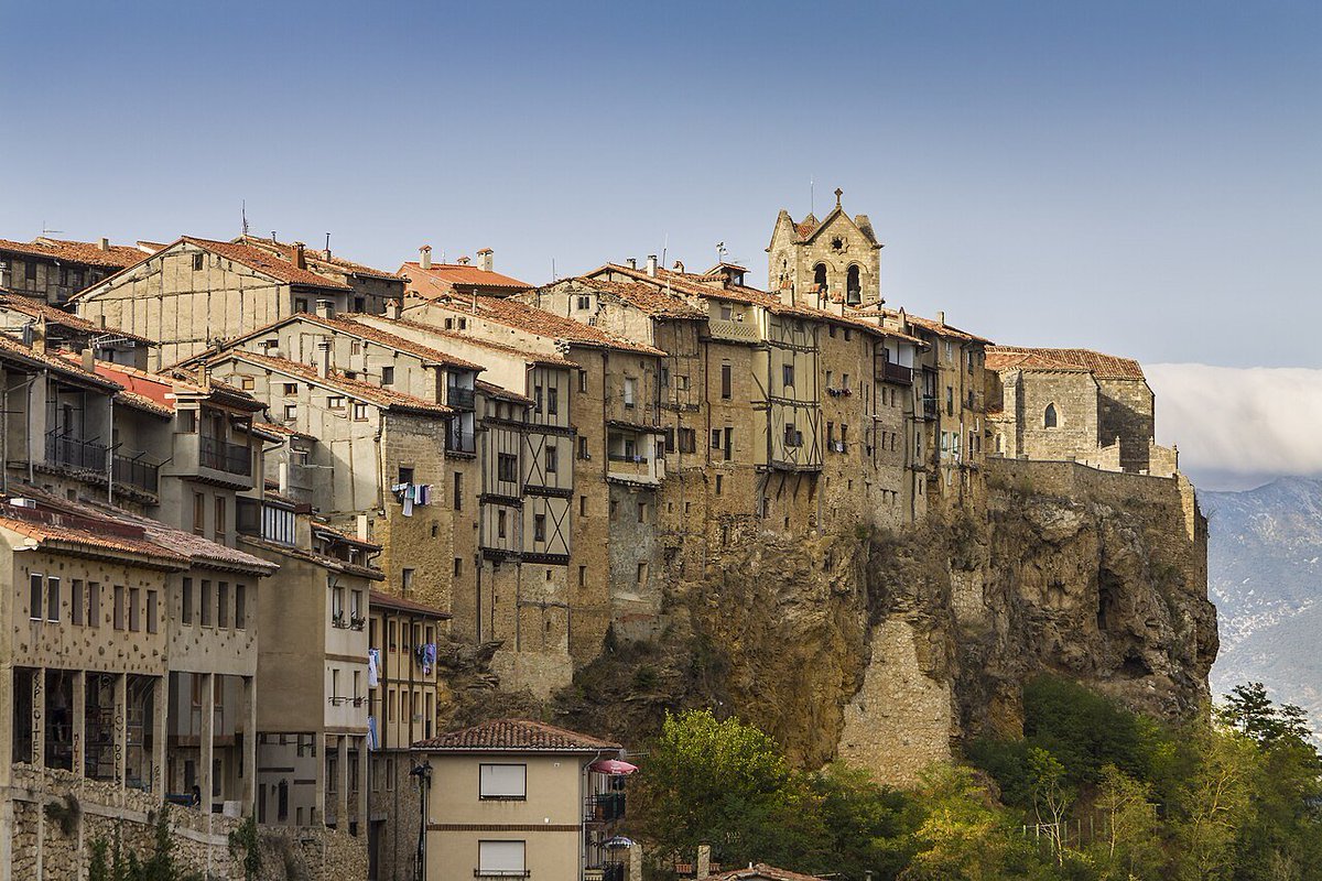 ElCampoAmarillo's tweet photo. Si te dicen que en Burgos existe una ciudad que parece sacada de un cuento de fantasía, probablemente te estén hablando de Frías. Aunque oficialmente es la ciudad más pequeña de España, su silueta sobre el peñasco de "La Muela" es de las más imponentes que tenemos en nuestra tierra. 

​Lo que hace única a Frías es cómo sus casas colgadas desafían al abismo, agarrándose a la roca para ganar espacio. Es el ejemplo perfecto de ese ingenio medieval: no se buscaba la comodidad del llano, sino la seguridad de la altura. Pasear por sus calles empinadas hasta llegar al castillo roquero es entender que, en Castilla, el paisaje no era algo que se contemplaba, sino algo en lo que había que integrarse para sobrevivir. 

​Pero Frías no es solo su roca. Su puente medieval sobre el río Ebro, con esa torre de defensa en mitad del paso, nos recuerda que este rincón fue una frontera clave y un cruce de caminos fundamental. Ver cómo la piedra de los edificios parece nacer de la misma piedra del risco te hace darte cuenta de que el urbanismo de antes tenía una armonía con el entorno que hoy todavía nos sorprende.