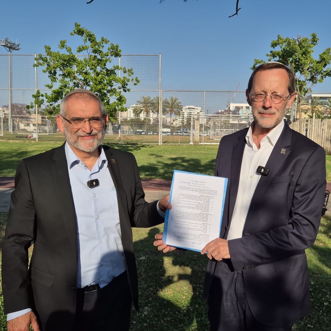 אחי ורעי, ד"ר מיכאל בן ארי - ברוך המצטרף אל מסע  "זהות".
יש רגעים בהיסטוריה של עם שבהם המחיצות נופלות, והאמת הופכת להיות המצפן היחיד. לאחר "שואת העוטף", התבהר לכולנו שהזמן למשחקים פוליטיים תם. הגיע הזמן לחיבור של אמת.
אני רוצה לברך מעומק הלב את שכני וחברי היקר, ד"ר מיכאל בן ארי,