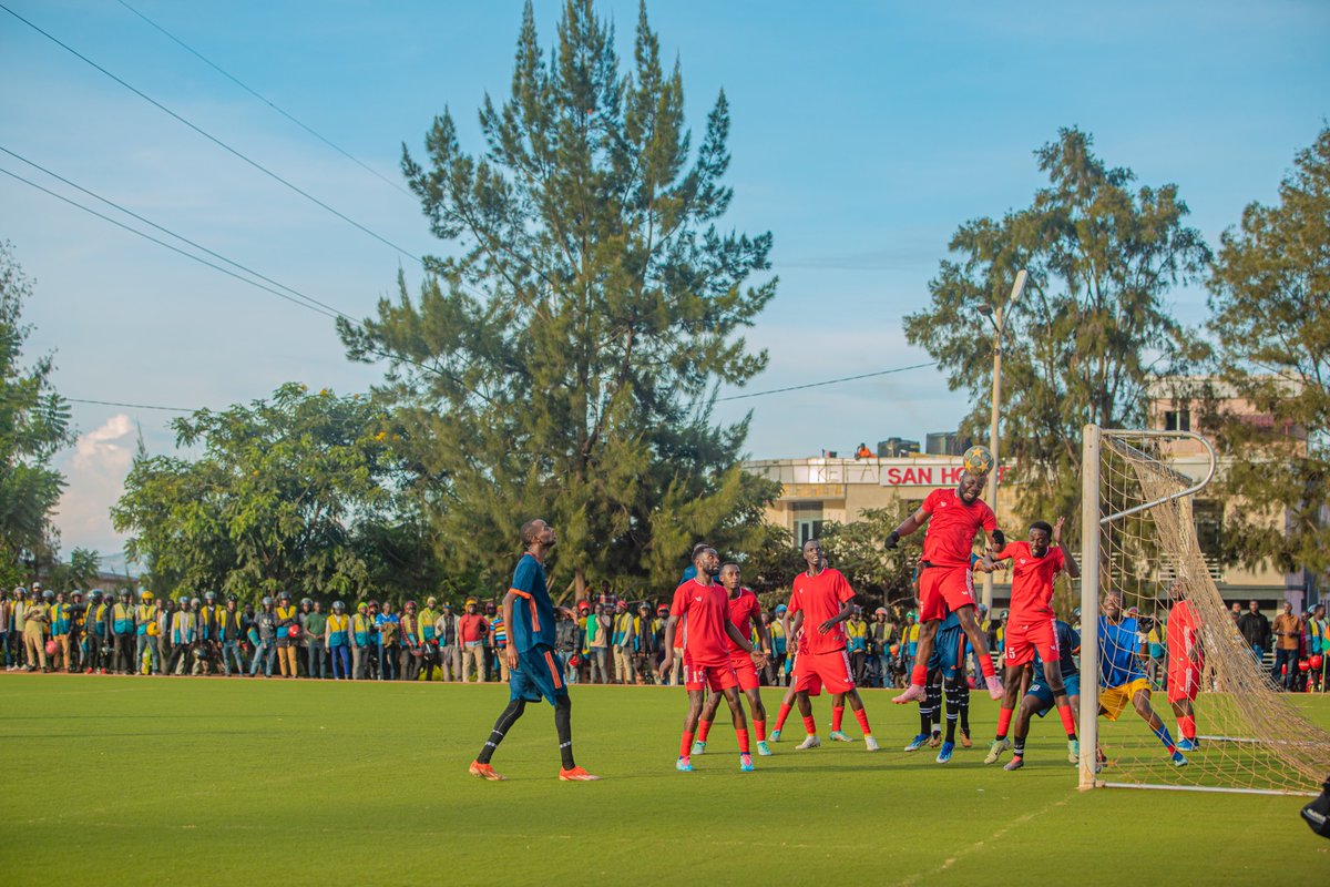 KicukiroDistr's tweet photo. Amacenga n'amashoti y'abakinnyi ba Masaka ni ayo kwitondera, Abakinnyi ba Kimonyi baketse ko barimo gukina na ya Kipe ya mbere mu Rwanda.(3) https://t.co/soEKhPLhRn