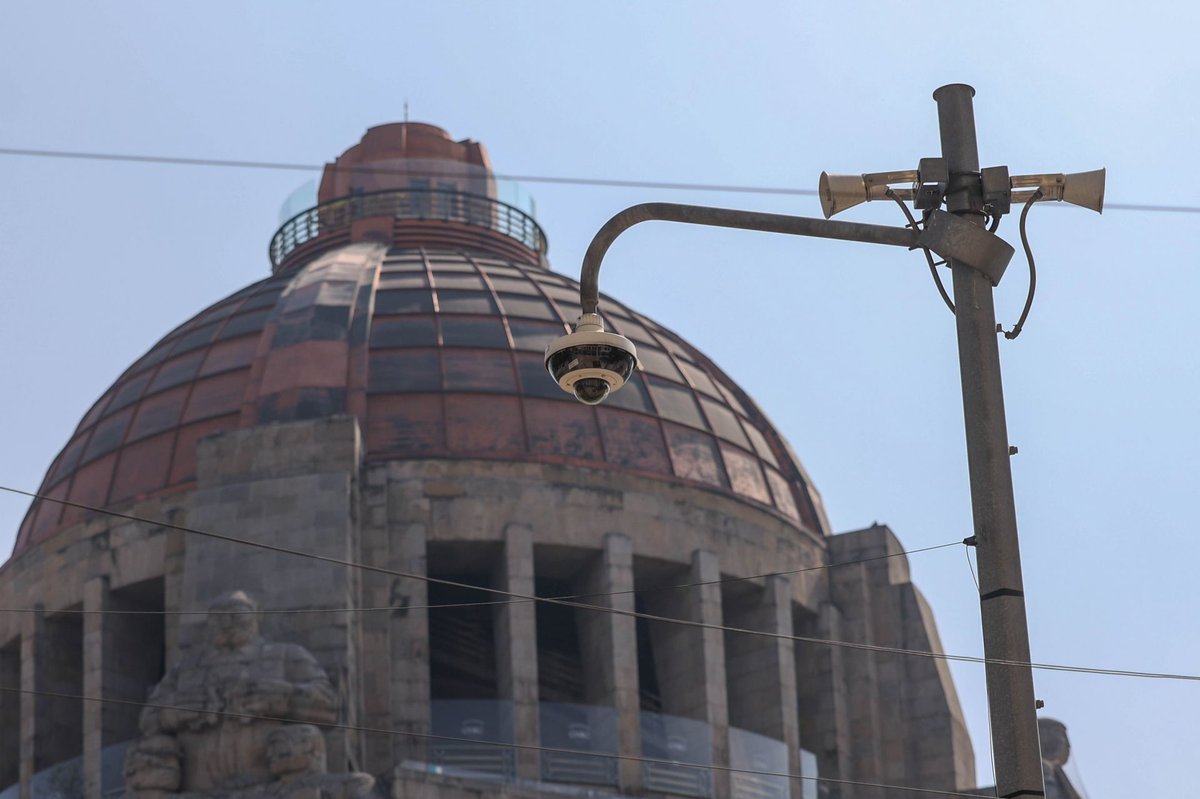 AristeguiOnline's tweet photo. 🚨 Suena la alerta sísmica como parte del Primer Simulacro Nacional 2026.

Atiende las indicaciones de Protección Civil y participa con responsabilidad. Este ejercicio ayuda a fortalecer nuestra capacidad de respuesta ante una emergencia real.

Recuerda: no grites, no corras, no empujes. Mantén la calma, sigue las rutas de evacuación y ubícate en la zona de seguridad. 

Los detalles en https://t.co/bc04UyuhHn