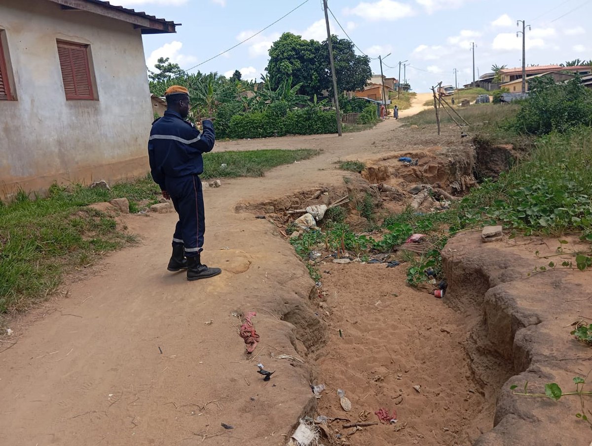 d_onpc's tweet photo. Une équipe de pompiers civils d’Alépé a mené le 05 mai ,une sensibilisation à Domolon, village situé à environ 20 km d’Alépé, sur les risques d’inondation liés à la saison des pluies. les pompiers  ont exhorté les populations à la vigilance et à la prudence . https://t.co/heUcBg939w