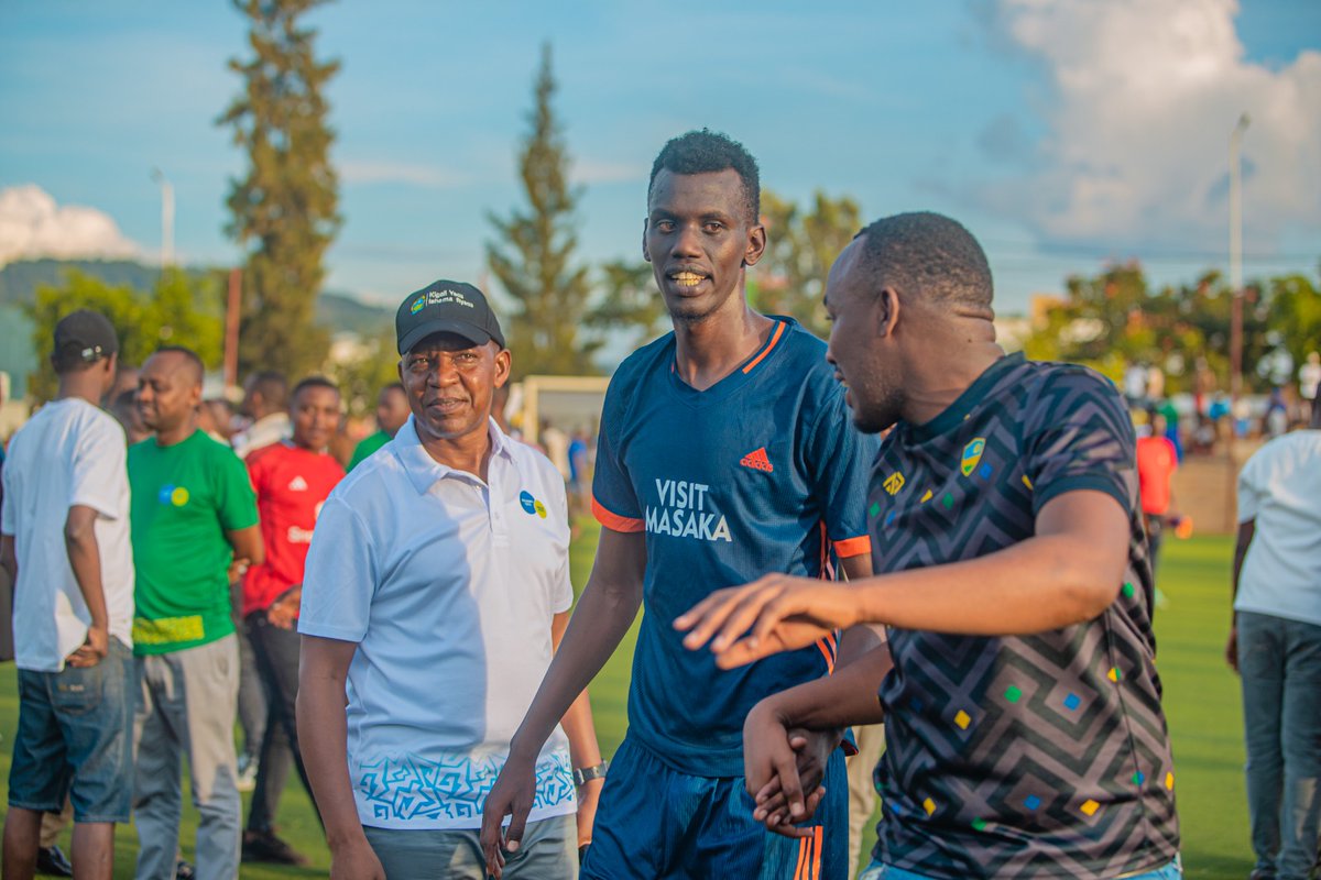 KicukiroDistr's tweet photo. Abafana b'Umurenge wa Masaka bari babukereye mu myambaro myiza nka "Twubake Kicukiro twifuza" ndetse n'izindi ntero zirata Akarere ka Kicukiro ndetse n'Umurenge wa Masaka.(2) https://t.co/kCsqIvcVCG