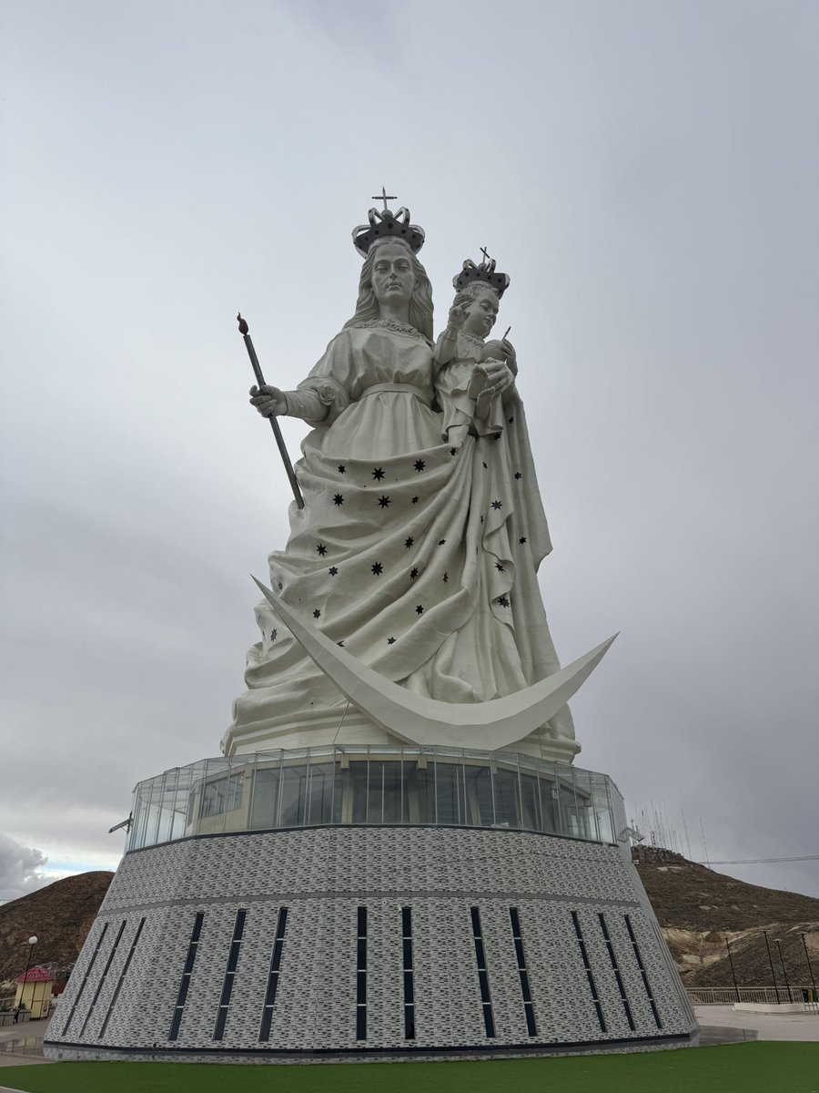 Oruro リオデジャネイロのキリストより大きいVirgen像。この像の下で犬
