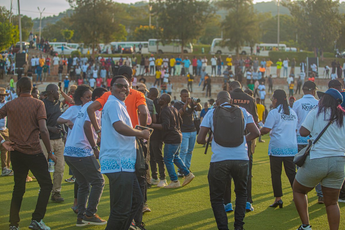 KicukiroDistr's tweet photo. Abafana b'Umurenge wa Masaka bari babukereye mu myambaro myiza nka "Twubake Kicukiro twifuza" ndetse n'izindi ntero zirata Akarere ka Kicukiro ndetse n'Umurenge wa Masaka.(2) https://t.co/kCsqIvcVCG