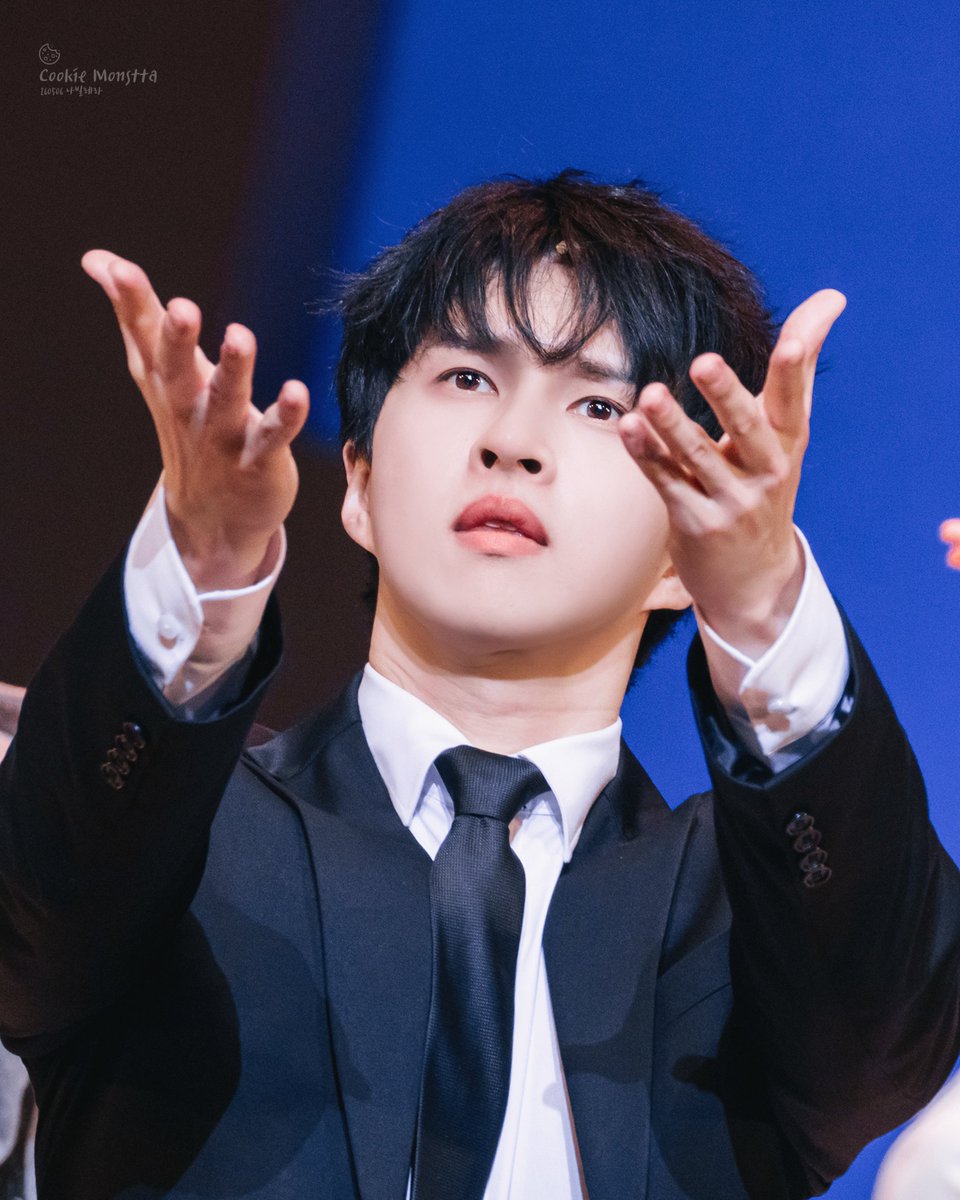 🍪2026.05.06

창작가무극 나빌레라 커튼콜

이채록 役 | 이재환