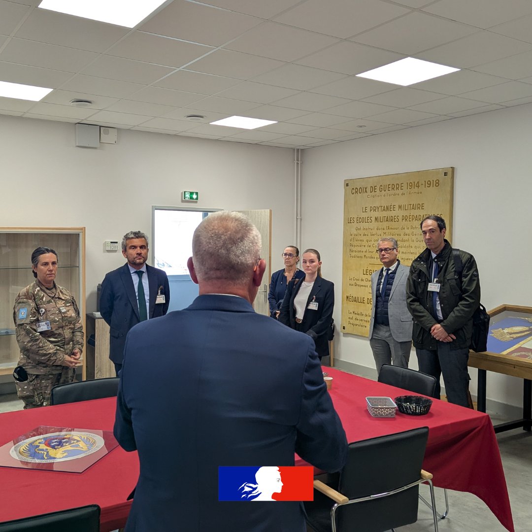 ac_orleanstours's tweet photo. Ensuite, le recteur @PhiAgresti s'est rendu à l'école militaire préparatoire et technique de Bourges (18).
ℹ️Créée en 2022, l’EMPT forme des apprentis issus des filières professionnelles et technologiques, en alliant formation académique et instruction militaire. https://t.co/BufDAvMAsZ