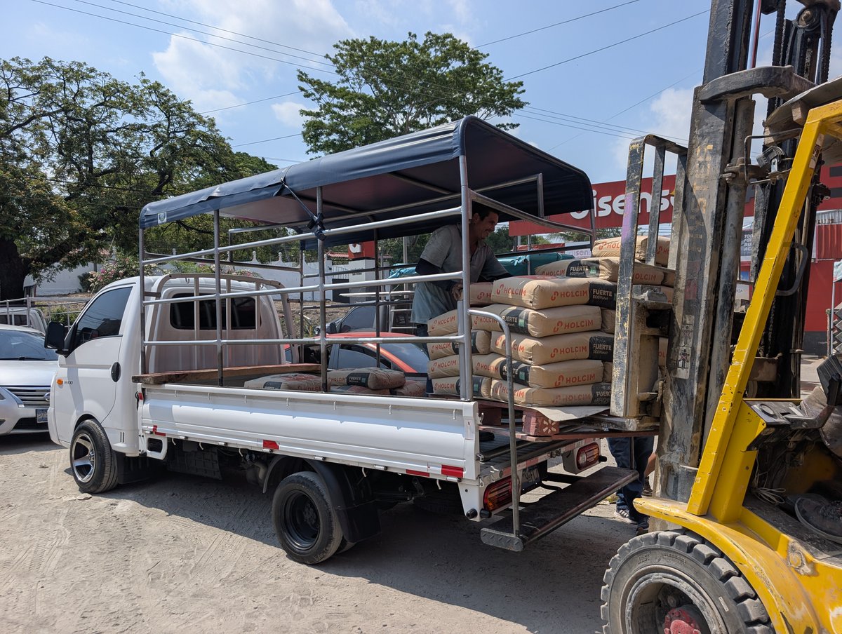 🚧 En Agua Zarca, Cantón Joya de Jirón, respondimos de inmediato a la solicitud de nuestros vecinos entregando materiales para reparar un tramo de calle afectado por lluvias. Con 20 bolsas de cemento apoyamos el trabajo comunitario que mejora la movilidad y la calidad de vida.