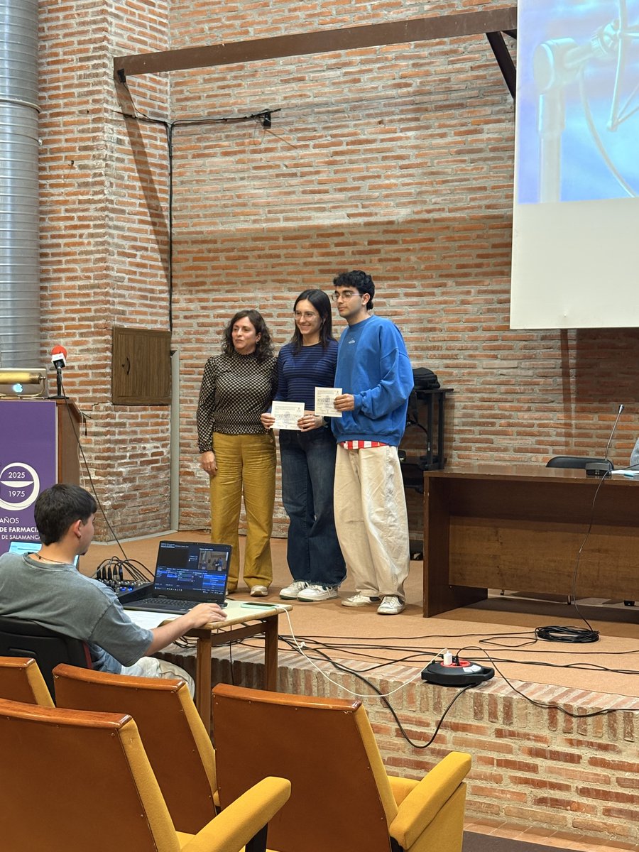 JaviRoblesV's tweet photo. Ayer tuvimos la suerte de conocer los 21 mejores audios creados por las alumnas y alumnos de las diferentes asignaturas de Bioquímica de la @usal. Más de 130 trabajos creados, todo un éxito del proyecto de innovación docente coordinado por @MariaDE_USAL. Enhorabuena a todos! https://t.co/syyZEC8jFm