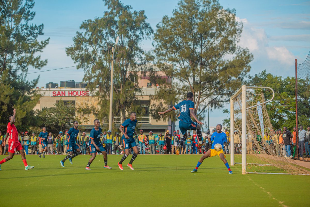 KicukiroDistr's tweet photo. Amacenga n'amashoti y'abakinnyi ba Masaka ni ayo kwitondera, Abakinnyi ba Kimonyi baketse ko barimo gukina na ya Kipe ya mbere mu Rwanda.(3) https://t.co/soEKhPLhRn