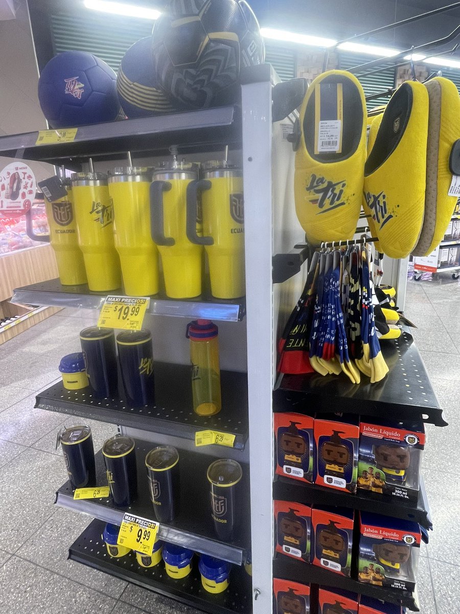 #Noticias #mundialdefútbol mientras todo el caos político continúa, las marcas se están preparando para la fiebre del mundial en Ecuador 🇪🇨  ⚽️.