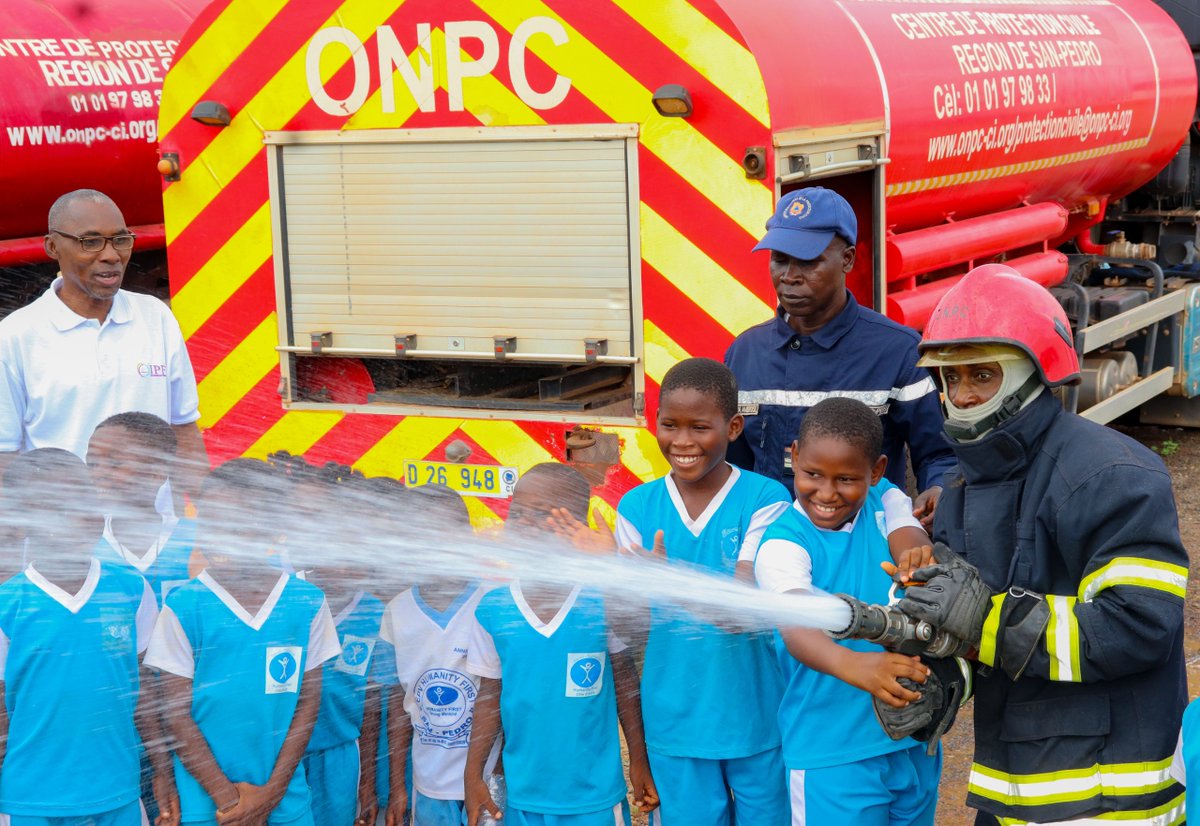 d_onpc's tweet photo. À San Pedro, une soixantaine d’élèves de l’école Humanity First ont visité le Centre de Protection Civile, le  6 mai . Ils ont découvert le métier de pompier, les engins d’intervention et participé à des démonstrations. Cette activité éducative visait à éveiller des vocations . https://t.co/6C77D4zVkG