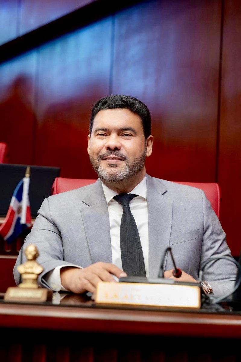 Hoy estamos en sesión en el Senado de la República, conociendo importantes proyectos de ley y valiosas resoluciones orientadas al fortalecimiento institucional, el desarrollo nacional y el bienestar de todos los dominicanos.

Seguimos trabajando con responsabilidad, compromiso y