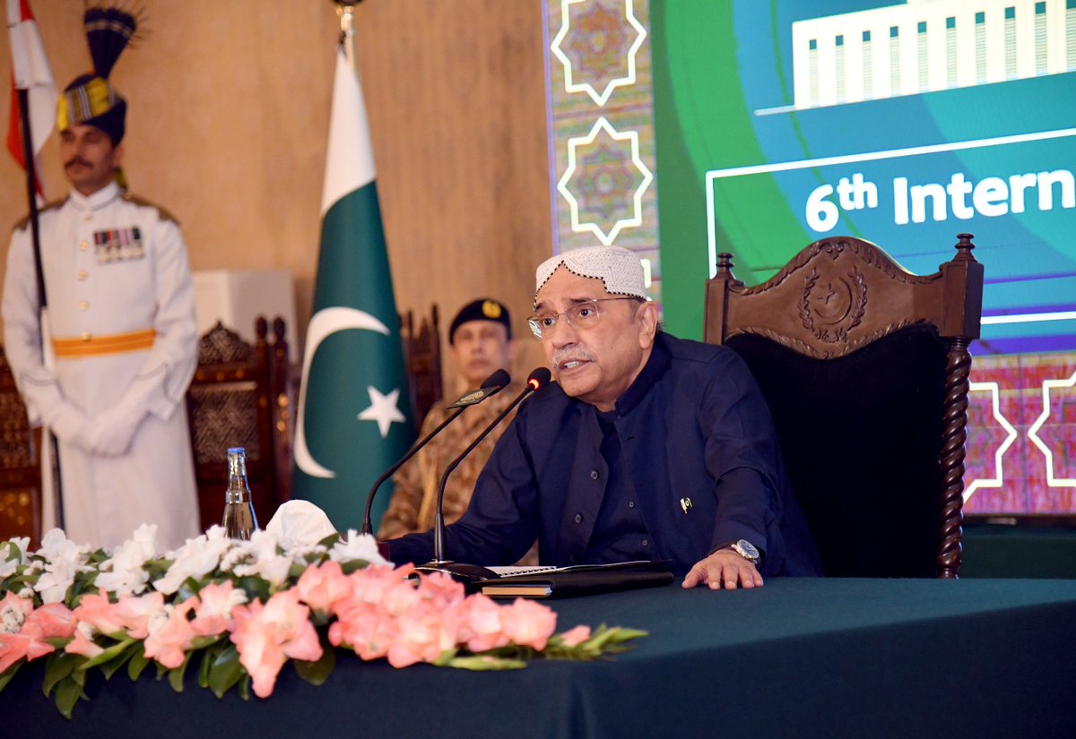 RazaDharijo's tweet photo. We are proud of President @AAliZardari that he sits in the Presidency wearing the traditional Sindhi cap, representing Sindh’s culture 💙🤍

Love you Sadar ZARDARI 💝🤌🏻 https://t.co/Imrjdgg8D6