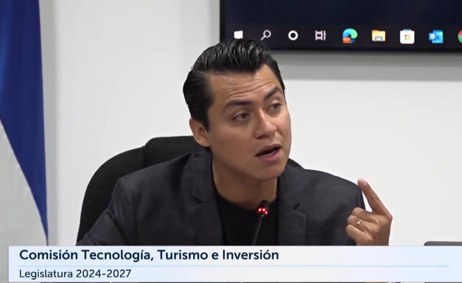 "En este punto de la historia, la receta la debemos hacer nosotros, como decía el presidente, si de aquí a 20 años las cosas no salieron bien, habremos fracasado nosotros, rendiremos cuentas nosotros": <a href="/WilliamSorianoH/">William Soriano 🇸🇻</a> a críticas de oposición a ley de Alianzas Público Privadas.