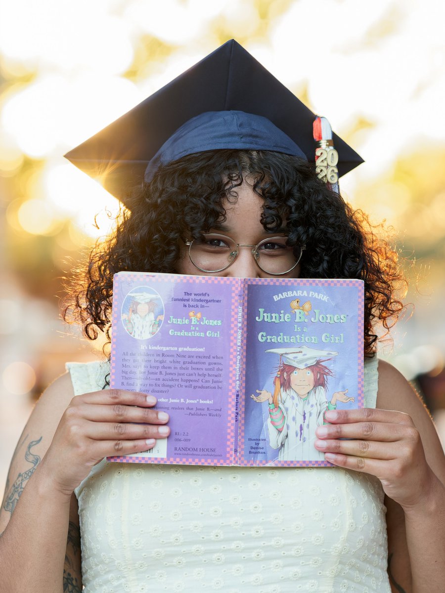 UTSA's tweet photo. Now it's her turn to teach! 👩‍🏫

🎓: Monique Vera
📜: @UTSACOEHD | BA in Equity and Education (EC-6)
📸: Amanda Spiva https://t.co/HksVVDdVxp