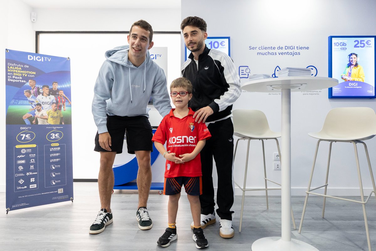 Osasuna's tweet photo. ✍️ Raúl Moro y Asier Osambela han visitado esta tarde la nueva tienda DIGI y han firmado autógrafos a los aficionados rojillos.

#DigiConLosRojillos https://t.co/sMBFgw6DEg