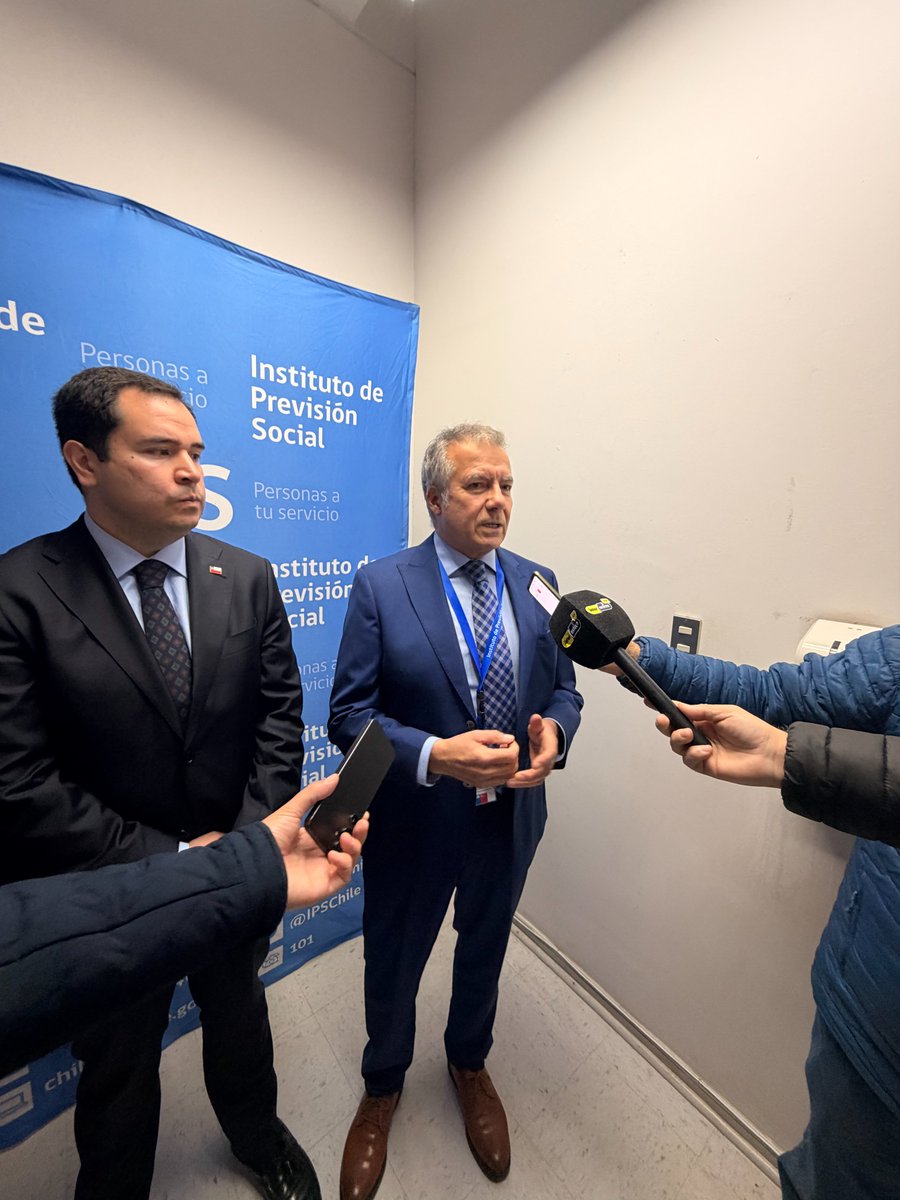 IPS_Nuble's tweet photo. ¡Más de 63 mil personas recibirán el #BonoDeInvierno! en Ñuble🎉. Así lo anunció el seremi del trabajo y @previsionsocial, Edmundo Novoa Puga, junto al Delegado presidencial, Diego Sepúlveda Palma y el director regional del IPS Ñuble, Franklin Vildosola Saavedra.👏👏 https://t.co/onHm30JCb4