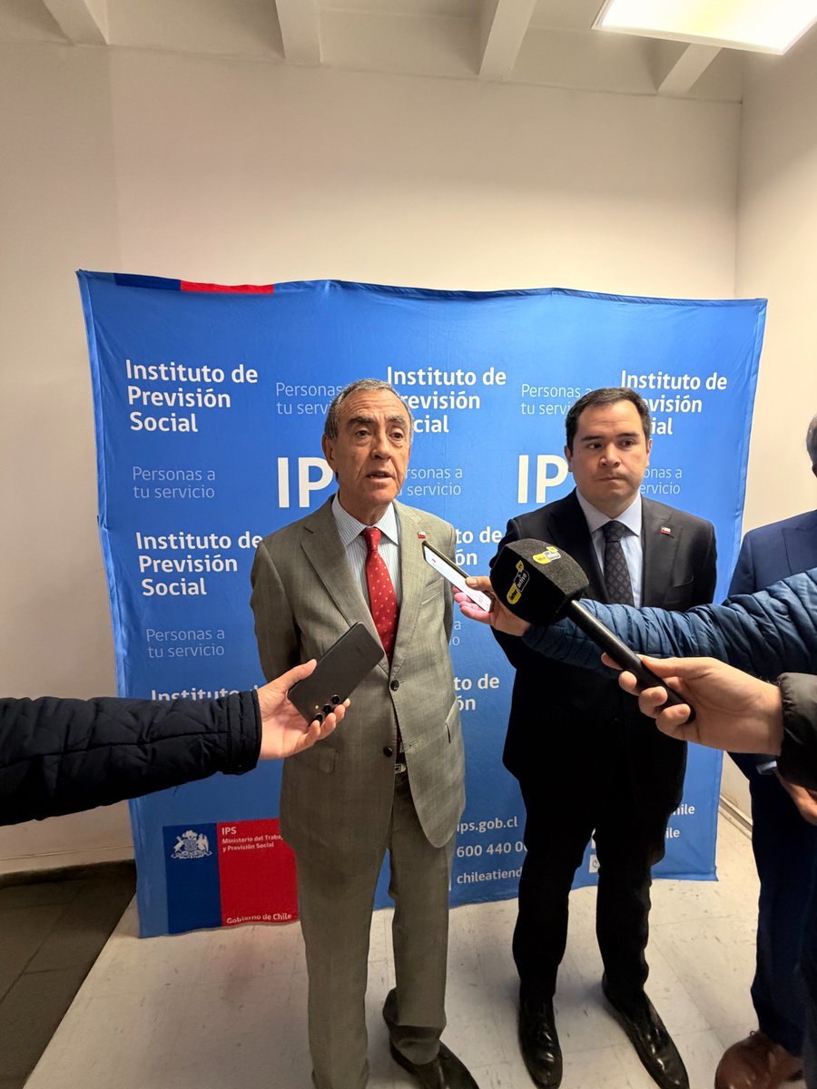 IPS_Nuble's tweet photo. ¡Más de 63 mil personas recibirán el #BonoDeInvierno! en Ñuble🎉. Así lo anunció el seremi del trabajo y @previsionsocial, Edmundo Novoa Puga, junto al Delegado presidencial, Diego Sepúlveda Palma y el director regional del IPS Ñuble, Franklin Vildosola Saavedra.👏👏 https://t.co/onHm30JCb4