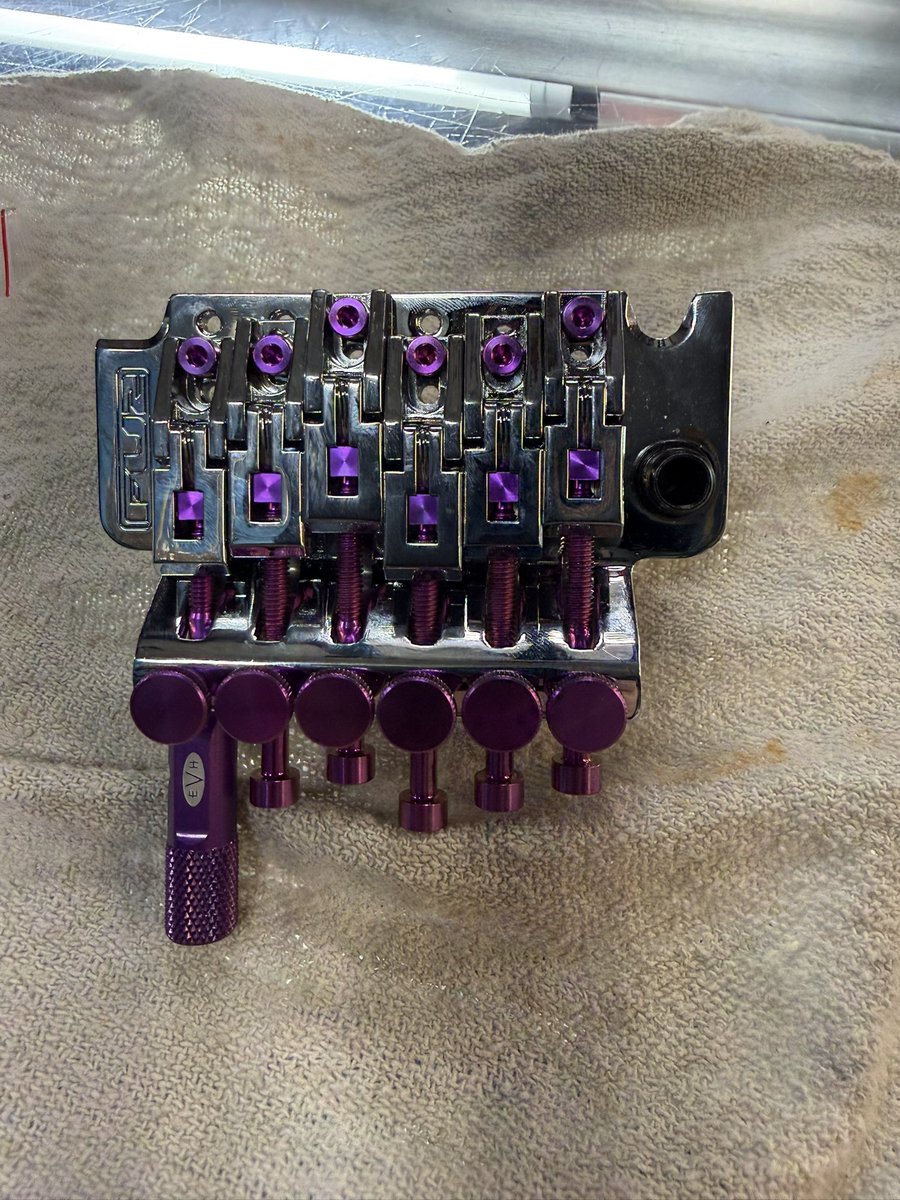 PawnShopGuitars tweet media