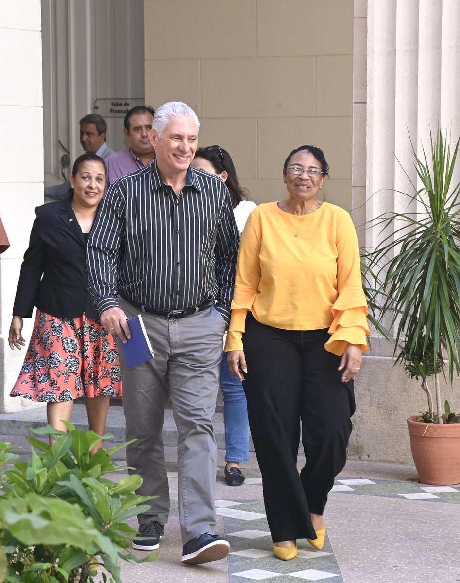🇨🇺| El Presidente <a href="/DiazCanelB/">Miguel Díaz-Canel Bermúdez</a> visitó este miércoles la Universidad de La Habana, donde sostuvo un encuentro con profesores vinculados al desarrollo de la Inteligencia Artificial, que han mantenido un trabajo de años en estas tecnologías que están revolucionando el mundo.

🧵