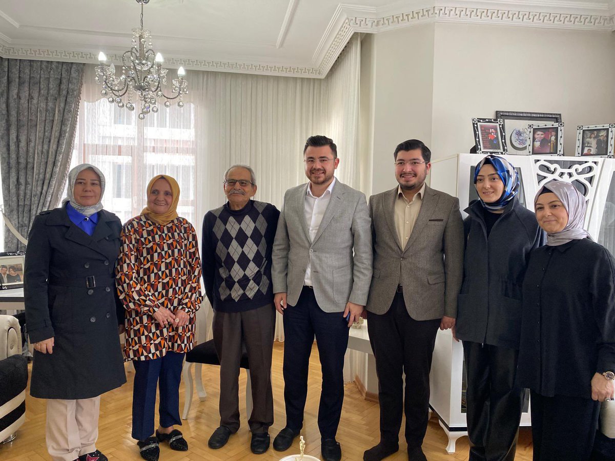 meral_kosar's tweet photo. Mahalle mahalle, gönül gönüle… 

İl Başkanımız Hüseyin Okandan ve İl Gençlik Kolları Başkanımız ile birlikte kıymetli üyelerimizi ziyaret ederek Cumhurbaşkanımız Sn Recep Tayyip Erdoğan’ın selamlarını ilettik.

Birlikte daha güçlü Türkiye için durmadan çalışmaya devam! 🇹🇷 https://t.co/HAIdBfUbSL