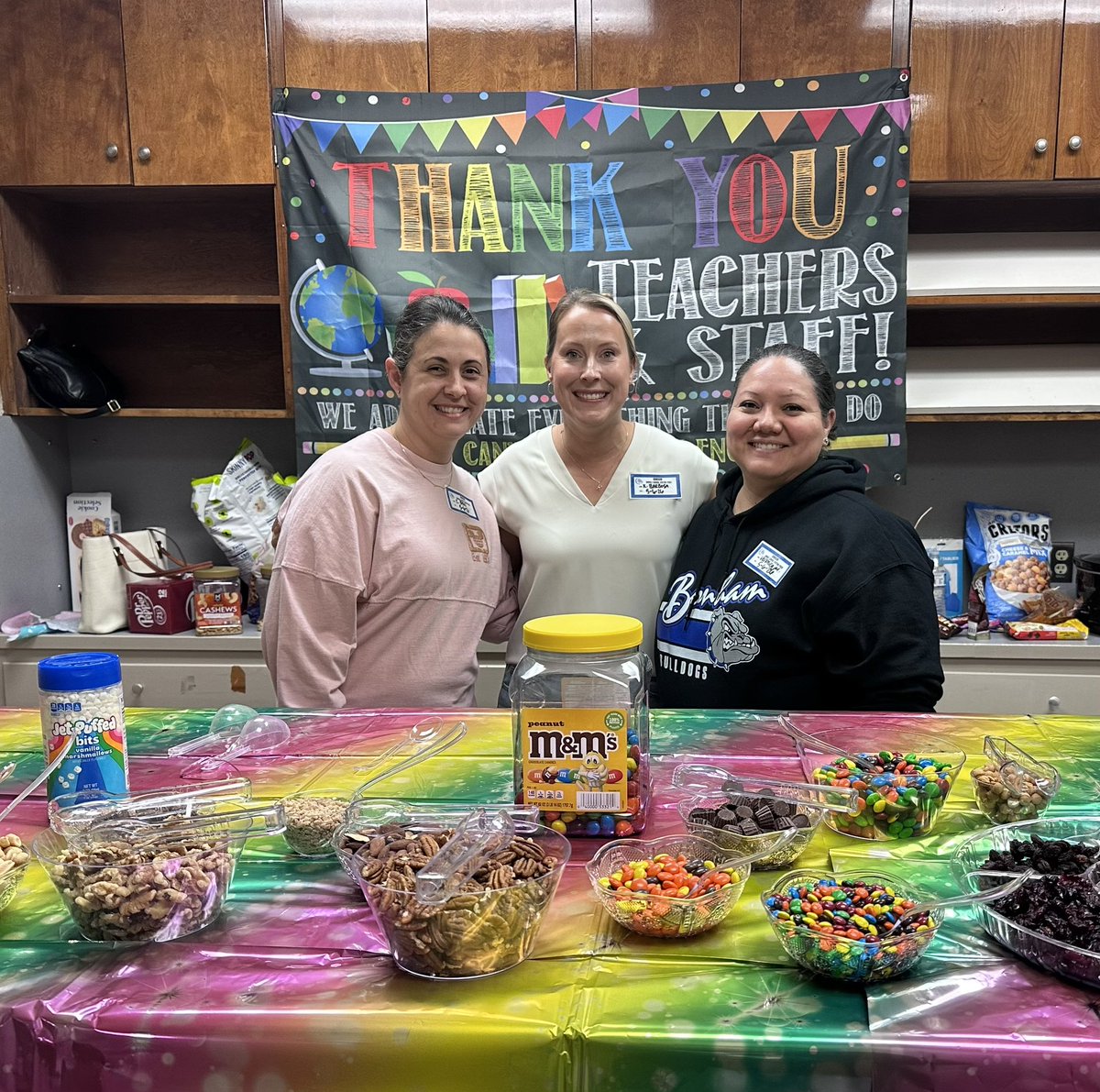 BonhamTISD's tweet photo. Thank you to our wonderful PTO for treating our teachers to a popcorn bar! 🍿 

#hwpo
#bulldogstrong https://t.co/BOvSFLgKly