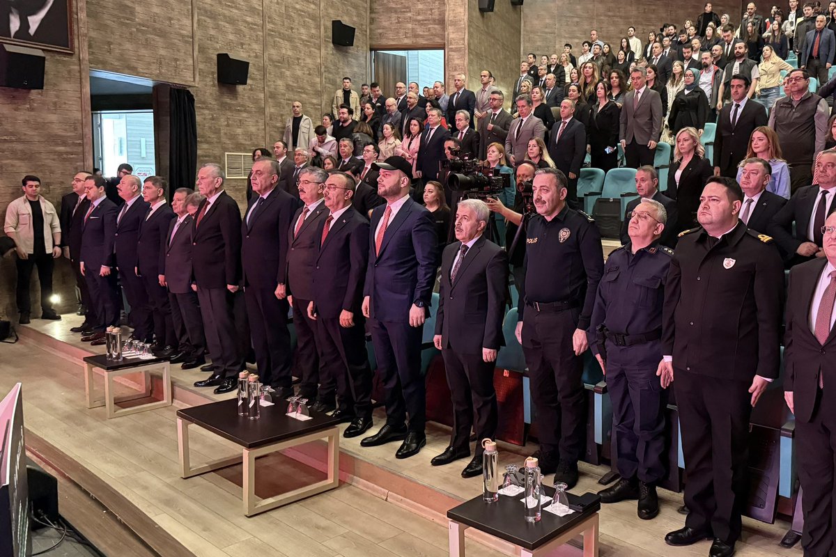 sifiratikvakfi0's tweet photo. COP31 Sürecinde Türkiye Sıfır Atık, Çevre ve İklim Değişikliği Çalıştayları çatısı altında yürüttüğümüz Tekirdağ Sonuç Konferansı’nı, paydaşlarımızın yoğun katılımı ve ortak bir kararlılıkla tamamladık.

Tekirdağ genelinde sürdürülebilir kalkınma yaklaşımını merkeze aldığımız konferansımızda; kamu kurumları, yerel yönetimler ve özel sektör temsilcilerimizi ortak bir çevresel sorumluluk anlayışı etrafında bir araya getirerek, şehrimizin yeşil dönüşüm potansiyelini güçlendirecek iş birlikleri için stratejik bir zemin oluşturduk.

İklim değişikliğiyle mücadelede ülkemizin kararlılığını temsil eden #COP31 yolculuğumuzda, Sıfır Atık vizyonumuzu Türkiye’nin dört bir yanında daha güçlü şekilde yaygınlaştırmak için çalışmaya devam edeceğiz.