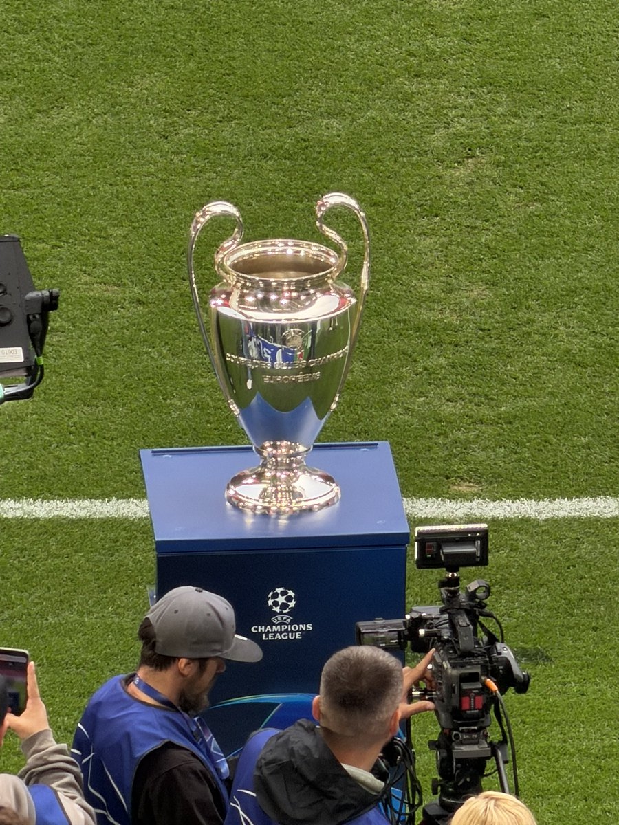 🏆 The #UCL trophy at Allianz Arena 

📸 <a href="/IliesPeeters/">Ilies Peeters</a>
