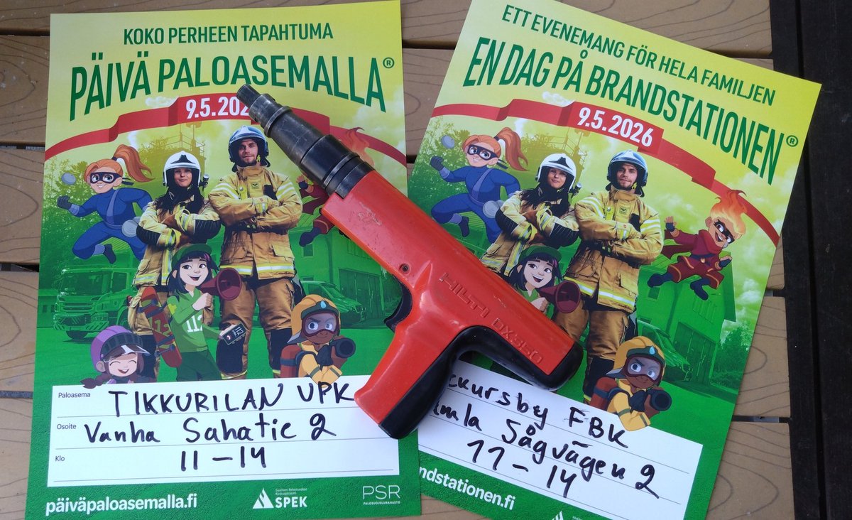 Johtovirta's tweet photo. Poika sen siinä viime metreillä keksi:
"Ota rapidi, käydään laittamassa pari mainosta"
"Eikun Hiltillä"
#palokunta #hanskat https://t.co/blgupbonXD