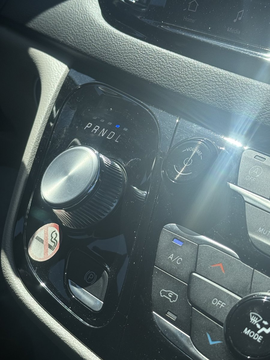 _pillowsopher's tweet photo. Idk who came up with this, but this has to be the worst gear design. Turned my gear to reverse on highway instead of volume button on this rental smh. https://t.co/QGvI73nKHN