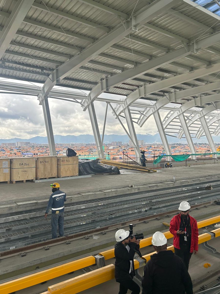 EmbAustriaCO's tweet photo. El Embajador Gerold Vollmer visitó el taller de la Línea 1 del @MetroBogota  para ver de cerca los progresos de esta obra que marcará un antes y un después en la ciudad. Austria, aliado de la @SectorMovilidad respalda con fuerza una obra que ya cambia el rumbo de la ciudad https://t.co/2kO9zkx3ky