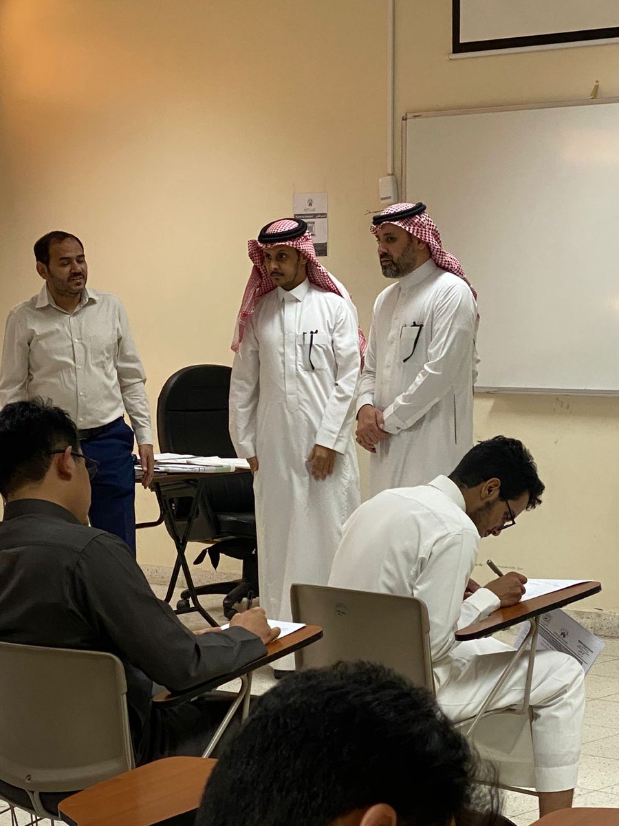 SciFaculty's tweet photo. سعادة عميد #كلية_العلوم، يرافقه وكيل الكلية للشؤون الأكاديمية، يتفقدان سير الاختبارات النهائية للفصل الدراسي الثاني، مؤكدَين على أهمية تهيئة البيئة المناسبة لأداء الطلبة، ومتابعة انتظام اللجان بما يضمن سير الاختبارات بكل يُسر وانضباط، سائلَين الله تعالى لأبنائهما الطلاب التوفيق والنجاح.