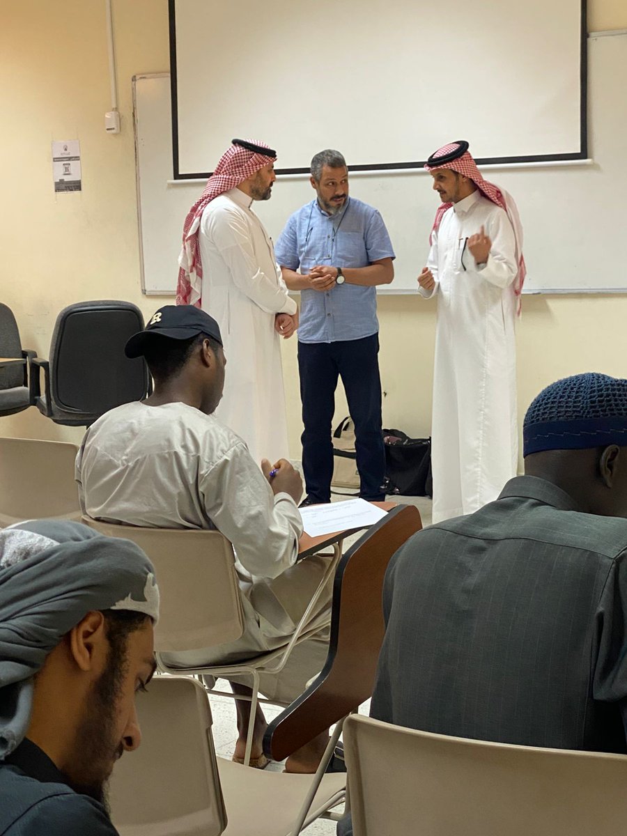 SciFaculty's tweet photo. سعادة عميد #كلية_العلوم، يرافقه وكيل الكلية للشؤون الأكاديمية، يتفقدان سير الاختبارات النهائية للفصل الدراسي الثاني، مؤكدَين على أهمية تهيئة البيئة المناسبة لأداء الطلبة، ومتابعة انتظام اللجان بما يضمن سير الاختبارات بكل يُسر وانضباط، سائلَين الله تعالى لأبنائهما الطلاب التوفيق والنجاح.