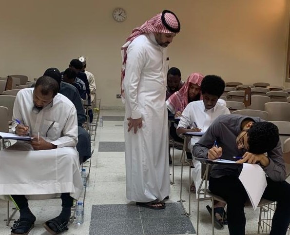 SciFaculty's tweet photo. سعادة عميد #كلية_العلوم، يرافقه وكيل الكلية للشؤون الأكاديمية، يتفقدان سير الاختبارات النهائية للفصل الدراسي الثاني، مؤكدَين على أهمية تهيئة البيئة المناسبة لأداء الطلبة، ومتابعة انتظام اللجان بما يضمن سير الاختبارات بكل يُسر وانضباط، سائلَين الله تعالى لأبنائهما الطلاب التوفيق والنجاح.