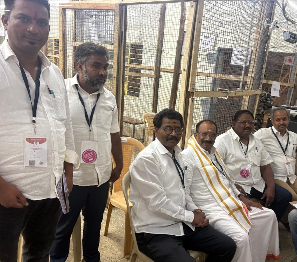 easwaranbjp's tweet photo. நீலகிரி மாவட்டத்தில் உதகமண்டல தொகுதியில் முதல் முறையாக தாமரை சட்டமன்ற உறுப்பினராக தேர்வு செய்து மக்களால் அனுப்பப்படுகிறார்கள் திரு போஜராஜன்MLA வழக்கறிஞர் சட்டமன்ற உறுப்பினர் தேர்வுக்கான படிவம் மாவட்ட ஆட்சியாளரிடம் பெறப்பட்டது https://t.co/rGV3YrK8us