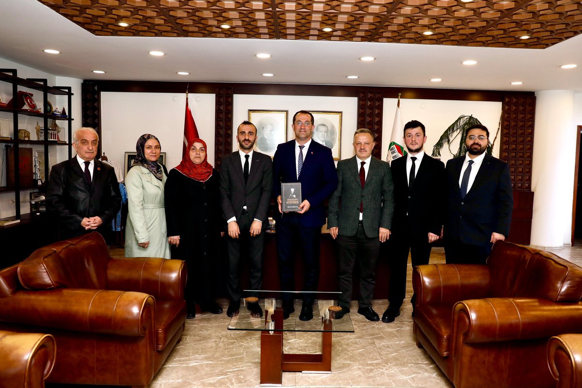 btpakcaabat's tweet photo. Akçaabat İlçe Başkanımız Ali Haydar Topcu, Akçaabat Kadın Kolları Başkanımız Handan Günay, MYK üyemiz Nuri Okumuş,İlçe Teşkilatı üyelerimiz ile Akçaabat Belediye Başkanı Osman Nuri Ekim'i ziyaret ettik. Misafirperverliğinden ötürü Sn. Ekim'e teşekkür ederiz. https://t.co/ejpULCGf0l