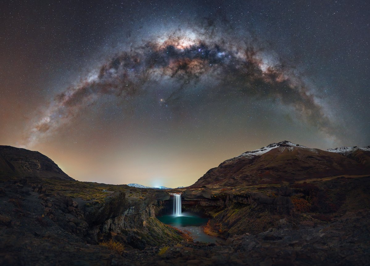 La imagen que le dio la vuelta al mundo tiene acento patagónico… y corazón neuquino 💙

La fotógrafa marplatense Alejandra Heis capturó un momento único en el Salto del Agrio: la Vía Láctea formando un arco perfecto sobre la cascada, en una escena que parece de otro planeta 🌠