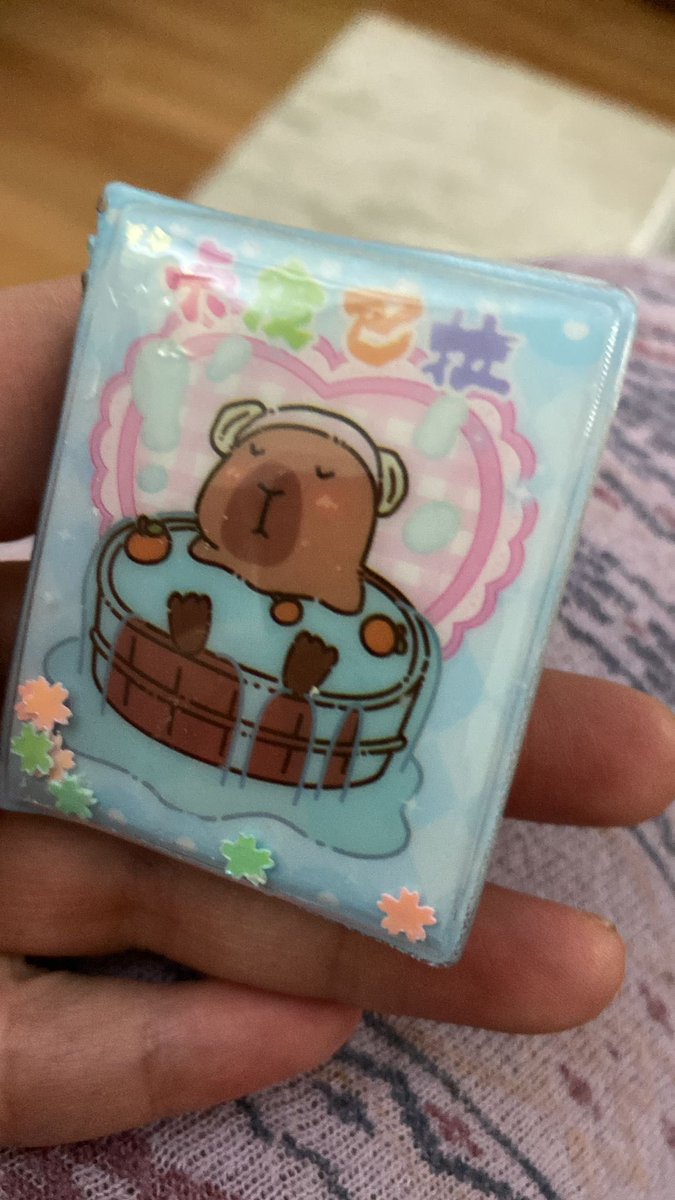 VeysiCe's tweet photo. Yaklaşın, çocuklarla ilgili çok acil ve tehlikeli bir şey öğrendim. Paylaşmak istiyorum:
Bir arkadaşım, çocuğunun okulda “Capybara” isimli şu sticker kitapçığının çok popüler olduğunu ve almak istediğini, bunun üzerine kapağındaki sevimliliğe bakarak aldığını belirtti. Buraya kadar her şey çok güzel. Ancak şans eseri içindeki stickerlere baktığında gözlerine inanamadığı bu şeylerle karşılaştığını belirterek bana aşağıdaki resimleri attı.
Doğrusu ilk bakışta herhangi bir sorun görmedim. Ancak arkadaşın uyarması ile ikinci resme dikkatle baktığımda, bir vombat’ın elindeki bıçakla diğer vombatı kesmeye çalıştığını farkettim. Resmen kan beynime sıçradı.
Çocuklarımız arasında artan şiddette bu tür subliminal yönlendirmelerin de etkisi olduğunu düşünüyorum.
Çocuklarımızı birer vahşi saldırgana çevirmek kimin ne işine yarar?  
Çocuklarımıza yönelik yürütülen bu sinsice işlerde çalışan ve bilerek  ya da bilmeyerek bu değirmene su taşıyan herkes bir an önce  çok ciddi şekilde cezalandırılmalı ve çocuklarımıza yönelik her türlü ürün çok daha titizlikle gözden geçirilmeli.