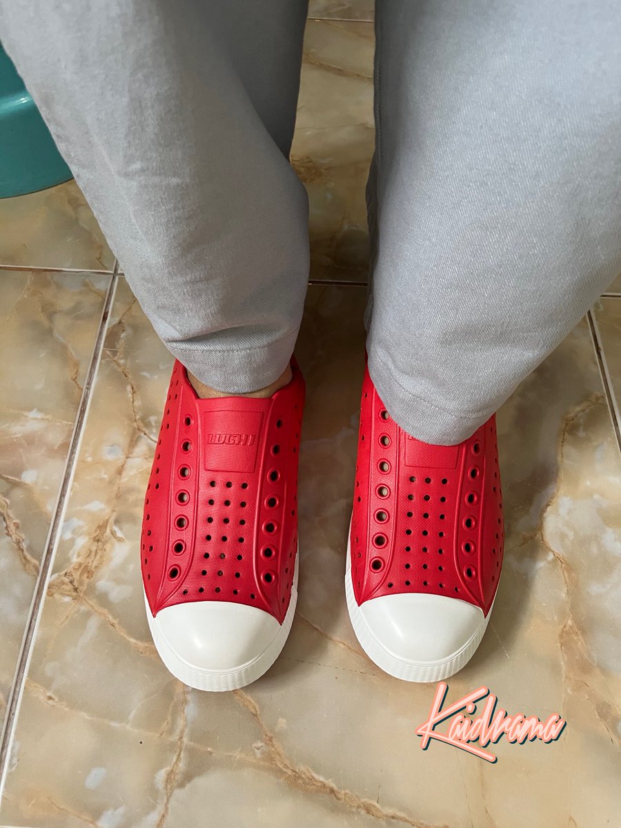 kaidrama's tweet photo. รองเท้าหน้าฝนตอบโจทย์ค่ะ  

👟ใส่เดินสบาย ฝนตกไม่กลัวเปียก พื้นด้านในนุ่มมมมมม ใส่สบาย มีหลากหลายสี ทางนี้ขนาดเท้ายาว 24.5 ซม ใส่ 39 พอดี เดินสบายค่ะ เลือกตรงขนาดได้เลยค่ะ พิกัดในเม้นท์ค่ะ #รองเท้าหน้าฝน https://t.co/yU05VGHJJQ