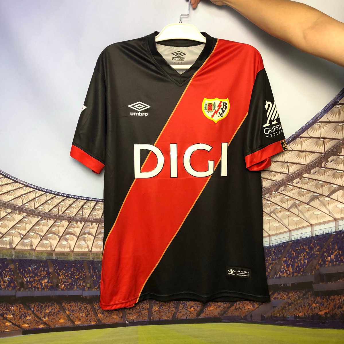 🚨SORTEO🚨

Con motivo del partido de semis, sorteamos este camisetón.

 ⚡ Versión exclusiva de la camiseta de portero con el parche de Conference. 

Para participar:
1️⃣ Seguir a <a href="/OLOMEsports/">OLOMEsports</a> 
2️⃣ RT

Cuantos más comentes, más opciones. Suerte a todos.