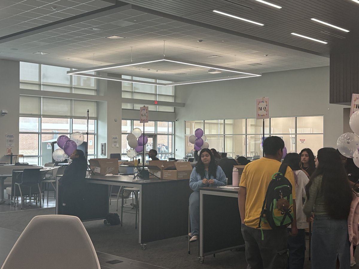 HumbleLib's tweet photo. HHS 💜🐾Seniors are receiving their yearbooks 💜🐾🥰🎉🎊🎉 https://t.co/YuXGrZbr2B